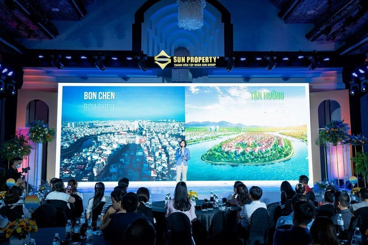 Nhà đầu tư chăm chú theo dõi phần giới thiệu dự án Sunneva Island tại sự kiện